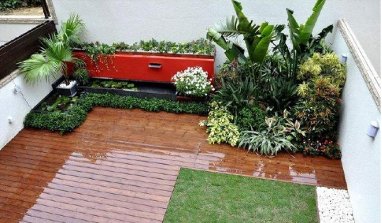 防腐木搭建陽臺(tái)